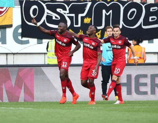 Jacques Zoua (1.FC Kaiserslautern) bejubelt seinen Treffer zum 3:0 mit Osayamen Osawe (1.FC Kaiserslautern) und Zoltan Stieber (1.FC Kaiserslautern), 1.FC Kaiserslautern vs SG Dynamo Dresden, Fussball, 2. Bundesliga, 21.09.2016, Foto Neis Eibner Kaiserslautern Copyright: xNeisx Eibner-Pressefotox EP_ans