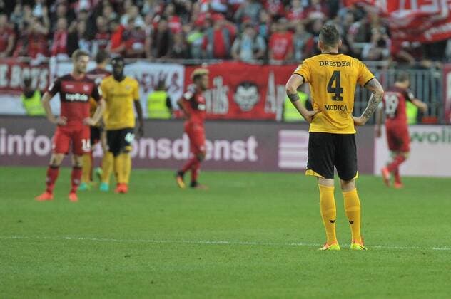21.09.2016, xtkx, Fussball 2.Bundesliga, 1. FC Kaiserslautern - Dynamo Dresden, emspor, v.l. Modica Mlagnini (Dresden), Kaiserslautern