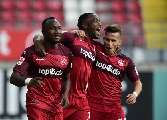 Bilder des Tages - Sport Fussball - 2. Bundesliga - Saison 2016 2017 Kaiserslautern - Fritz-Walter-Stadion - 17.9.2016 5. Spieltag 1. FC Kaiserslautern (FCK) - SG Dynamo Dresden (dd) Jubel nach dem 3:0: v.li: Jaques ZOUA (1. FC Kaiserslautern) Osayamen OSAWE (1. FC Kaiserslautern) und Zoltan STIEBER Fussball - 2. Bundesliga - 1. FC Kaiserslautern