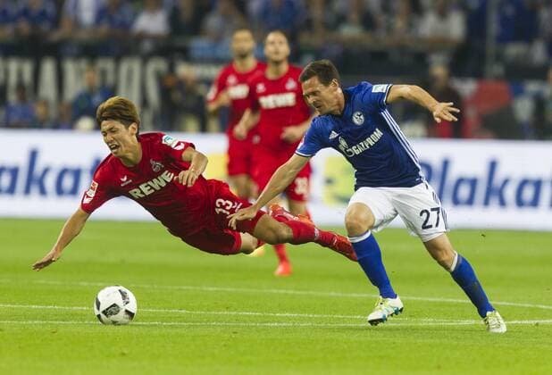 21.09.2016, Köln, Deutschland, 1.Fussball Bundesliga - Saison 2016 2017, FC Schalke 04 - 1.FC Köln, Schalkes Sascha Riether gegen Kölns Yuya Osako