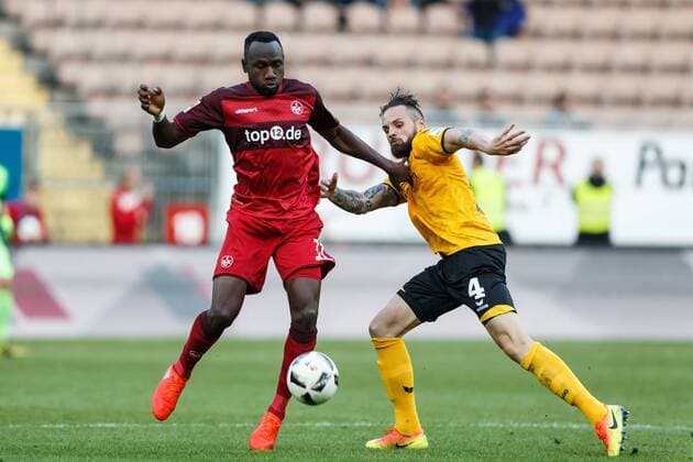 Jacques Zoua (1.FC Kaiserslautern) im Zweikamp mit Giuliano Modica (SG Dynamo Dresden), 1.FC Kaiserslautern vs SG Dynamo Dresden, Fussball, 2. Bundesliga, 21.09.2016, Foto Neis Eibner Copyright: xNeisx Eibner-Pressefotox EP_ans