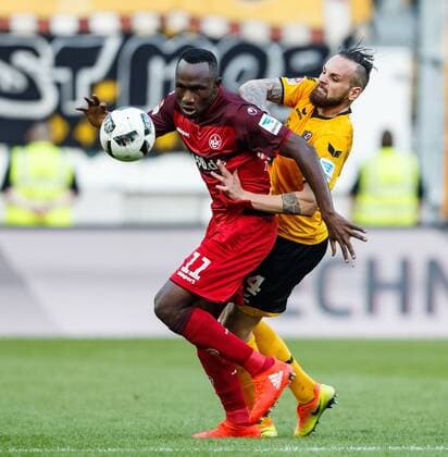 Jacques Zoua (1.FC Kaiserslautern) im Zweikamp mit Giuliano Modica (SG Dynamo Dresden), 1.FC Kaiserslautern vs SG Dynamo Dresden, Fussball, 2. Bundesliga, 21.09.2016, Foto Neis Eibner Copyright: xNeisx Eibner-Pressefotox EP_ans
