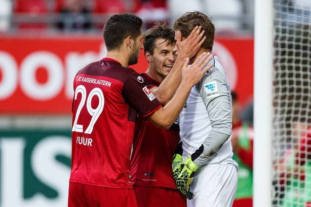 Stipe Vucur (1.FC Kaiserslautern) und Lukas Goertler (1.FC Kaiserslautern) gratulieren Julian Pollersbeck (1.FC Kaiserslautern) zu einer Parade, 1.FC Kaiserslautern vs SG Dynamo Dresden, Fussball, 2. Bundesliga, 21.09.2016, Foto Neis Eibner Copyright: xNeisx Eibner-Pressefotox EP_ans
