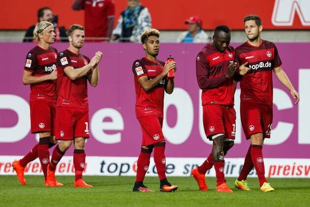 Tim Heubach (1.FC Kaiserslautern), Sebastian Jakob (1.FC Kaiserslautern), Philipp Mwene (1.FC Kaiserslautern), Jacques Zoua (1.FC Kaiserslautern) und Stipe Vucur (1.FC Kaiserslautern) bedanken sich bei den Fans, 1.FC Kaiserslautern vs SG Dynamo Dresden, Fussball, 2. Bundesliga, 21.09.2016, Foto Neis Eibner Copyright: xNeisx Eibner-Pressefotox EP_ans