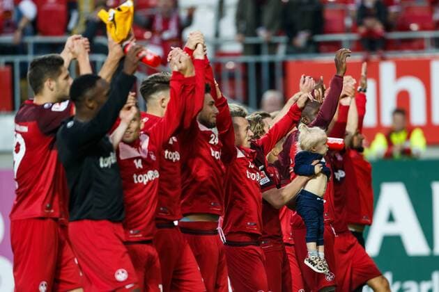 die Mannschaft aus Kaiserslautern feiert mit den Fans, 1.FC Kaiserslautern vs SG Dynamo Dresden, Fussball, 2. Bundesliga, 21.09.2016, Foto Neis Eibner Copyright: xNeisx Eibner-Pressefotox EP_ans