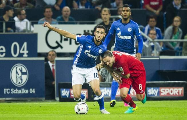 Gelsenkirchen, 21.09.2016, Veltins Arena, Fußball Nabil Bentaleb (S04), Marco Höger (Koeln) FC Schalke 04 - 1. FC Köln