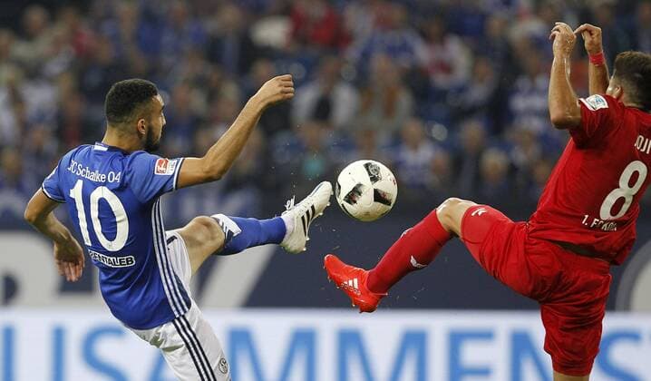 Schalke, Veltins-Arena, 21.09.16: Nabil Bentaleb (FC Schalke 04) (L) gegen Milos Jojic (1.FC Köln) im Spiel der 1. Bundesliga zwischen FC Schalke 04 vs. 1.FC Köln in der Saison 2016 2017.
