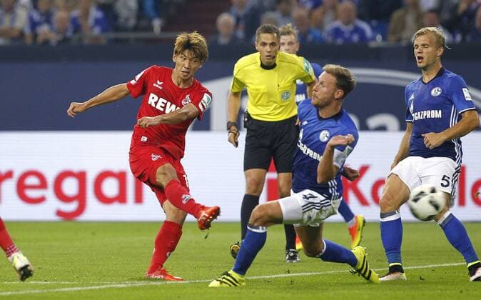 Schalke, Veltins-Arena, 21.09.16: Yuya Osako (1.FC Köln) (L) zieht ab und trifft zum 1:1 Tor gegen Benedikt Höwedes (FC Schalke 04) im Spiel der 1. Bundesliga zwischen FC Schalke 04 vs. 1.FC Köln in der Saison 2016 2017.