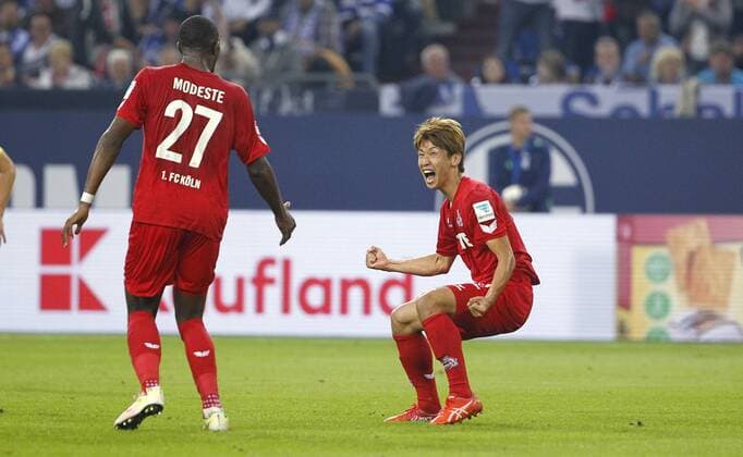 Schalke, Veltins-Arena, 21.09.16: Yuya Osako (1.FC Köln) (M) trifft zum 1:1 Tor und jubelt im Spiel der 1. Bundesliga zwischen FC Schalke 04 vs. 1.FC Köln in der Saison 2016 2017.