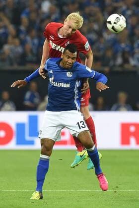 Fußball 1. Bundesliga 4. Spieltag Schalke 04 - 1. FC Köln am 21.09.2016 in der Veltins Arena in Gelsenkirchen Eric Maxim Choupo-Moting ( Schalke ), vorne - Frederik Sörensen ( Köln ), hinten xRx