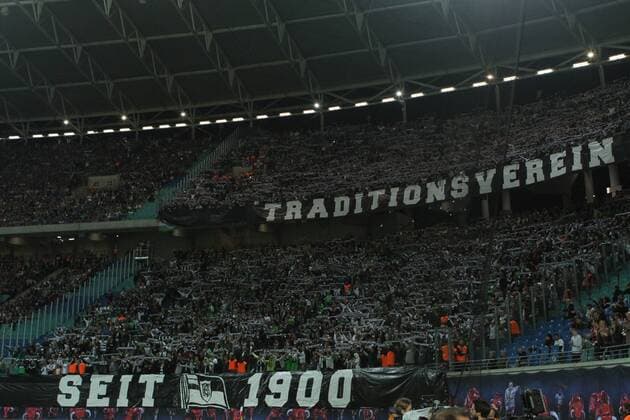 Bilder des Tages - Sport 21.09.2016, xkvx, Fussball 1.Bundesliga, RB Leipzig - Borussia Moenchengladbach, emspor, v.l. Borussia Moenchengladbach Fans Banner Spruchband Stimmung Gesang Tradition Traditionsverein Leipzig