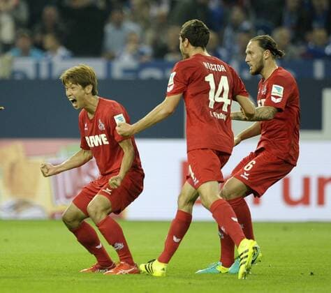 Veltins Arena Gelsenkirchen 21.9.2016, 1. Fussball Bundesliga Saison 2016 17, 4.Spieltag, Schalke 04 (S04) vs. 1.FC Köln (Koeln,Cologne)----- Yuya Osako (Koeln, 2.li.) jubelt über sein Tor. re.: Jonas Hector (Koeln) und Marco Höger (Holger) (Koeln)