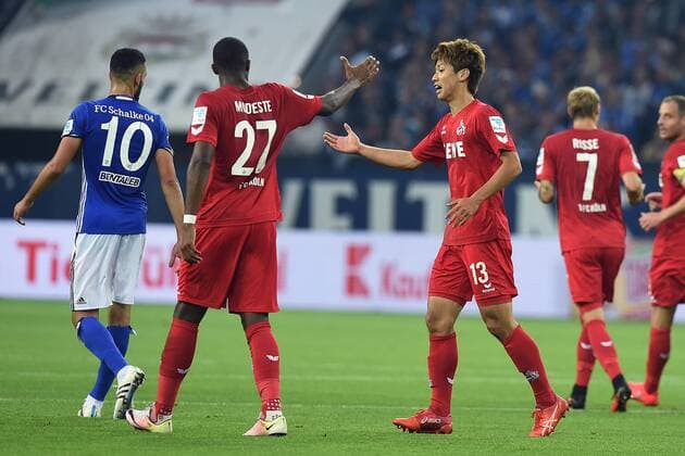 Fußball 1. Bundesliga 4. Spieltag Schalke 04 - 1. FC Köln am 21.09.2016 in der Veltins Arena in Gelsenkirchen Torjubel zum 1:1 durch Yuya Osako ( Köln ), rechts - Anthony Modeste ( Köln ), links xRx
