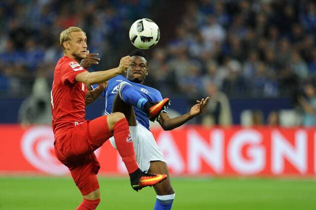 Abdul Rahman Baba ( rechts Schalke 04 ) im Zweikampf mit Marcel Risse ( links 1 FC Koeln ) 21.09.2016 --- Fussball --- 1. Bundesliga --- Schalke 04 vs 1 FC Koeln Gelsenkirchen Copyright: xThienelx Eibner-Pressefotox EP_ttl