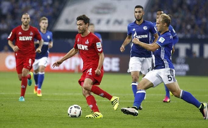 Schalke, Veltins-Arena, 21.09.16: Jonas Hector (1.FC Köln) (L) gegen Benedikt Höwedes (FC Schalke 04) im Spiel der 1. Bundesliga zwischen FC Schalke 04 vs. 1.FC Köln in der Saison 2016 2017.