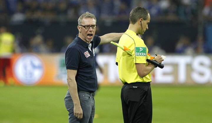 Schalke, Veltins-Arena, 21.09.16: Trainer Peter Stöger (1.FC Köln) (L) hadert mit dem Schiedsrichter im Spiel der 1. Bundesliga zwischen FC Schalke 04 vs. 1.FC Köln in der Saison 2016 2017.