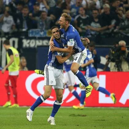 21.09.2016, Fussball GER, 1. Bundesliga Saison 2016 2017, 4. Spieltag, FC Schalke 04 - 1. FC Koeln, v. l. Nabil BENTALEB (FC Schalke 04) jubelt mit Benedikt HOEWEDES (FC Schalke 04)