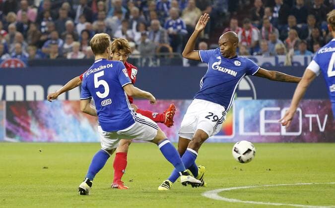 Schalke, Veltins-Arena, 21.09.16: Yuya Osako (1.FC Köln) (2.L) zieht ab gegen Naldo (FC Schalke 04) (R) und Johannes Geis (FC Schalke 04) im Spiel der 1. Bundesliga zwischen FC Schalke 04 vs. 1.FC Köln in der Saison 2016 2017.