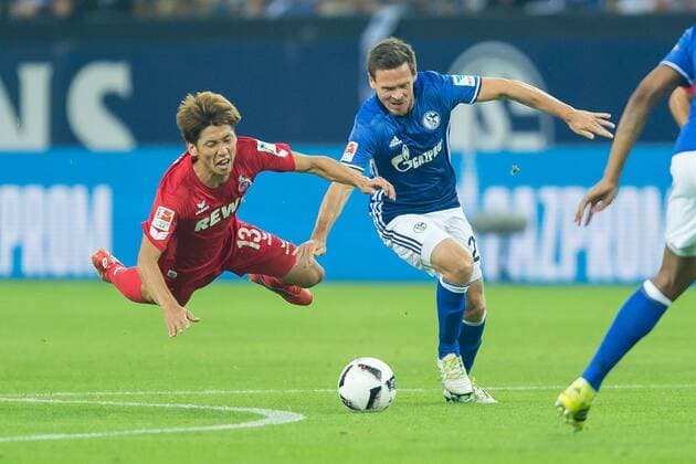 Gelsenkirchen, Germany 09.09.2016, 1.Bundesliga 4. Spieltag, FC Schalke 04 - 1.FC Koeln, Yuya Osako (Koeln) gegen Sascha Riether (S04) ( DeFodi001