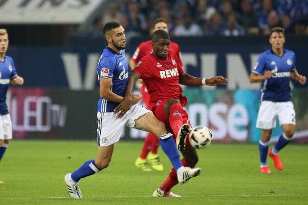 21.09.2016, Fussball GER, 1. Bundesliga Saison 2016 2017, 4. Spieltag, FC Schalke 04 - 1. FC Koeln, v. l. Nabil BENTALEB (FC Schalke 04) im Duell mit Anthony MODESTE (1FC Koeln)