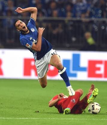 FC Schalke 04 - 1. FC Köln 21.09.2016 in Gelsenkirchen. Nabil Bentaleb (S04) hebt ab. Am Boden Marco Höger (S04). HM