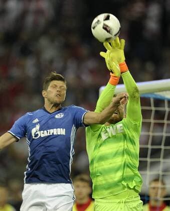 Veltins Arena Gelsenkirchen 21.9.2016, 1. Fussball Bundesliga Saison 2016 17, 4.Spieltag, Schalke 04 (S04) vs. 1.FC Köln (Koeln,Cologne)----- Klaas-Jan Huntelaar (S04) gegen Torwart Timo Horn (Koeln)