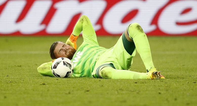 Schalke, Veltins-Arena, 21.09.16: Torwart Timo Horn (1.FC Köln) gibt alles im Spiel der 1. Bundesliga zwischen FC Schalke 04 vs. 1.FC Köln in der Saison 2016 2017.