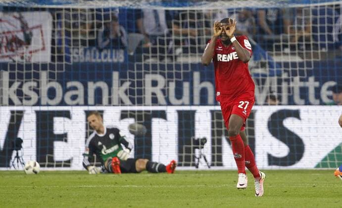 Schalke, Veltins-Arena, 21.09.16: Anthony Modeste (1.FC Köln) (R) torschütze zum 2:1 Tor jubelt im Spiel der 1. Bundesliga zwischen FC Schalke 04 vs. 1.FC Köln in der Saison 2016 2017.