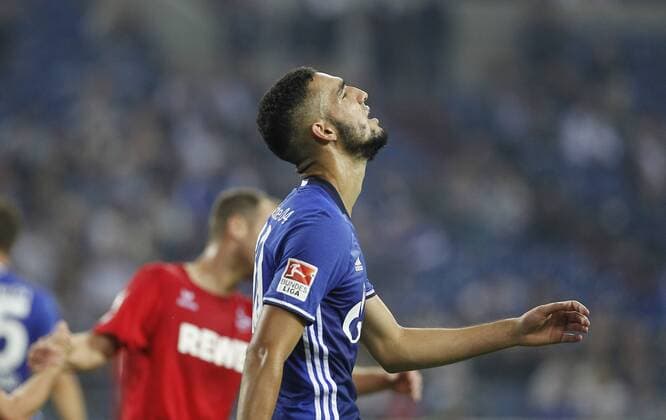 Schalke, Veltins-Arena, 21.09.16: Nabil Bentaleb (FC Schalke 04) enttäuscht nach dem Spiel der 1. Bundesliga zwischen FC Schalke 04 vs. 1.FC Köln in der Saison 2016 2017.