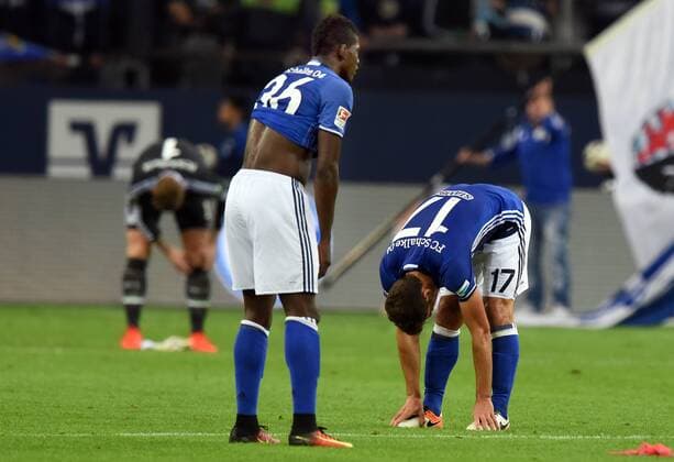 FC Schalke 04 - 1. FC Köln 21.09.2016 in Gelsenkirchen. Enttäuschte Schalker nach dem Schlußpfiff. V.l: Breel Embolo und Benjamin Stambouli. Im Hintergrund: Tw. Fährmann. HM