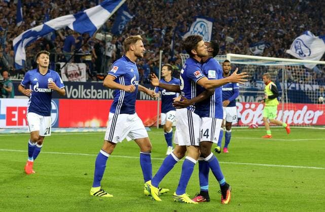 21.09.2016 - Klaas-Jan Huntelaar (FC Schalke 04) freut sich mit seinem Team über sein Tor zur 1:0 Führung beim BL-Spiel (Saison 2016 17) FC Schalke 04 - 1. FC Köln. Â