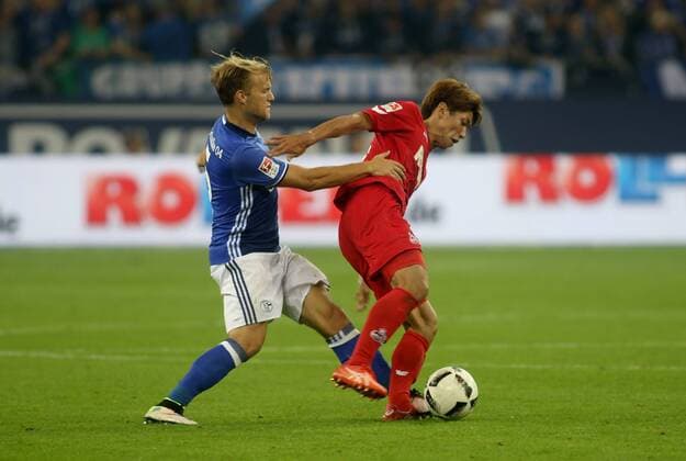 21.09.2016 - Johannes Geis (FC Schalke 04) im Zweikampf mit Yuya Osako (1. FC Köln) beim BL-Spiel (Saison 2016 17) FC Schalke 04 - 1. FC Köln. Â