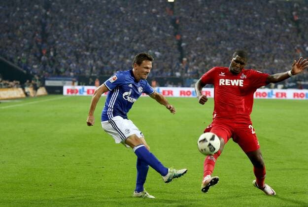21.09.2016 - Sascha Riether (FC Schalke 04) und Anthony Modeste (1. FC Köln) beim BL-Spiel (Saison 2016 17) FC Schalke 04 - 1. FC Köln. Â
