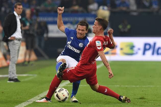 Fußball 1. Bundesliga 4. Spieltag Schalke 04 - 1. FC Köln am 21.09.2016 in der Veltins Arena in Gelsenkirchen Simon Zoller ( Köln ), vorne - Sascha Riether ( Schalke ), hinten xRx
