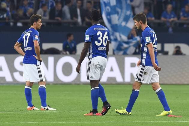 Fußball 1. Bundesliga 4. Spieltag Schalke 04 - 1. FC Köln am 21.09.2016 in der Veltins Arena in Gelsenkirchen Enttäuschte Schalker nach dem Schlusspfiff. Benjamin Stambouli ( Schalke ), links - Breel Embolo ( Schalke ), mitte - Klaas-Jan Huntelaar ( Schalke ), rechts xRx