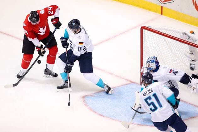 Eishockey, World Cup of Hockey, Kanada - Team Europa Ice hockey Eishockey - World Cup of Hockey 2016 TORONTO,CANADA,21.SEP.16 - ICE HOCKEY - NHL Eishockey Herren USA National Hockey League, World Cup of Hockey 2016, Canada vs Team Europe. Image shows Corey Perry (CAN) and Christian Ehrhoff (GER). GEPAxpictures xMaticxKlansek