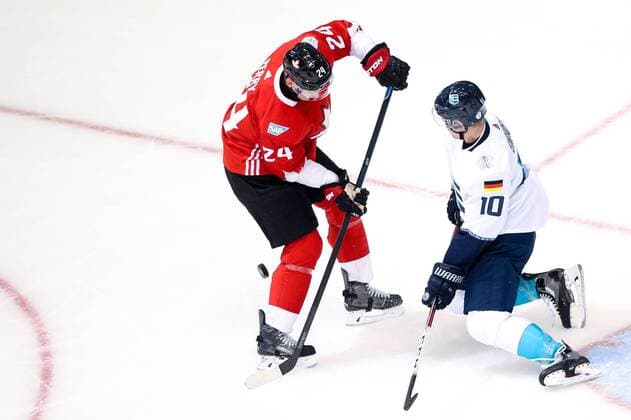 Eishockey, World Cup of Hockey, Kanada - Team Europa Ice hockey Eishockey - World Cup of Hockey 2016 TORONTO,CANADA,21.SEP.16 - ICE HOCKEY - NHL Eishockey Herren USA National Hockey League, World Cup of Hockey 2016, Canada vs Team Europe. Image shows Corey Perry (CAN) and Christian Ehrhoff (GER). GEPAxpictures xMaticxKlansek