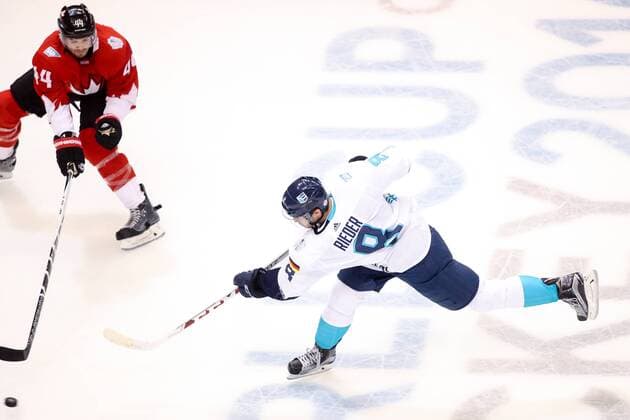Eishockey, World Cup of Hockey, Kanada - Team Europa Ice hockey Eishockey - World Cup of Hockey 2016 TORONTO,CANADA,21.SEP.16 - ICE HOCKEY - NHL Eishockey Herren USA National Hockey League, World Cup of Hockey 2016, Canada vs Team Europe. Image shows Tobias Rieder (GER) and Marc-Edouard Vlasic (CAN). GEPAxpictures xMaticxKlansek