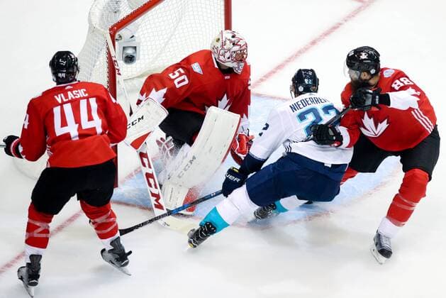 Eishockey, World Cup of Hockey, Kanada - Team Europa Ice hockey Eishockey - World Cup of Hockey 2016 TORONTO,CANADA,21.SEP.16 - ICE HOCKEY - NHL Eishockey Herren USA National Hockey League, World Cup of Hockey 2016, Canada vs Team Europe. Image shows Corey Crawford (CAN), Nino Niederreiter (SUI) and Brent Burns (CAN). GEPAxpictures xMaticxKlansek
