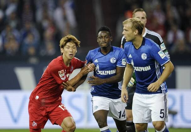 Veltins Arena Gelsenkirchen 21.9.2016, 1. Fussball Bundesliga Saison 2016 17, 4.Spieltag, Schalke 04 (S04) vs. 1.FC Köln (Koeln,Cologne)----- v.li.: Yuya Osako (Koeln), Abdul Rahman Baba (S04), Johannes Geis (S04)
