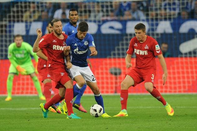 Klaas Jan Huntelaar ( mitte Schalke 04 ) wird von Marco Hoeger ( links ) und Dominique Heintz ( rechts beide 1 FC Koeln ) in die Zange genommen. 21.09.2016 --- Fussball --- 1. Bundesliga --- Schalke 04 vs 1 FC Koeln Gelsenkirchen Copyright: xThienelx Eibner-Pressefotox EP_ttl