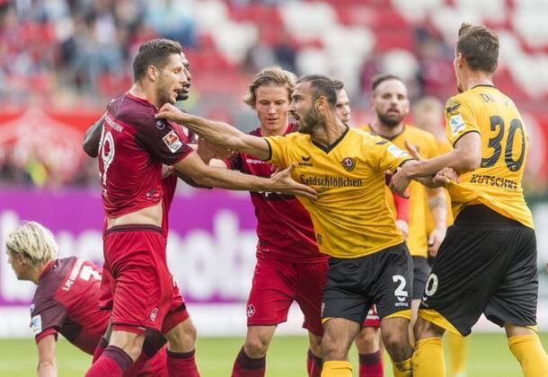 Fußball, 2. Liga, Saison 2016 2017, SG Dynamo Dresden. 6. Spieltag,1. FC Kaiserslautern - SG Dynamo Dresden, Mittwoch (21.09.2016), Fritz-Walter-Stadion, Kaiserslautern. Dresdens Akaki Gogia (3.v.re.) diskutiert mit Lauterns Stipe Vucur (2.v.li.) und Jacques Daogari Zoua (dahinter). RM001