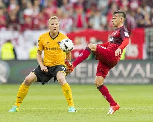 Fußball, 2. Liga, Saison 2016 2017, SG Dynamo Dresden. 6. Spieltag,1. FC Kaiserslautern - SG Dynamo Dresden, Mittwoch (21.09.2016), Fritz-Walter-Stadion, Kaiserslautern. Dresdens Marco Hartmann (li.) gegen Lauterns Zoltan Stieber. RM001
