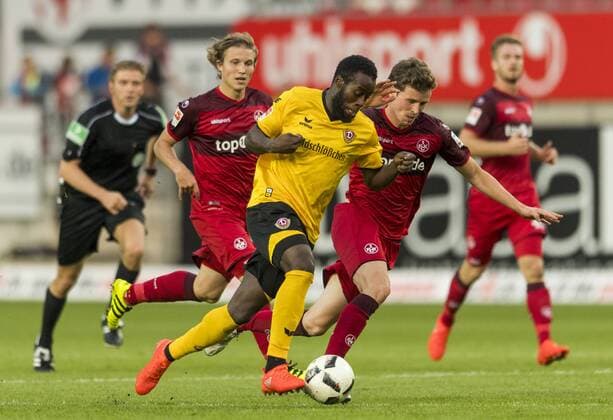 Fußball, 2. Liga, Saison 2016 2017, SG Dynamo Dresden. 6. Spieltag,1. FC Kaiserslautern - SG Dynamo Dresden, Mittwoch (21.09.2016), Fritz-Walter-Stadion, Kaiserslautern. Dresdens Erich Berko (M.) gegen Lauterns Alexander Ring (li.) und Patrick Ziegler. RM001
