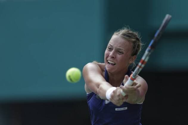 Anett Kontaveit of Estonia returns a shot to Viktorija Golubic of Switzerland during their women s singles quarter-final match of the WTA Tennis Damen Guangzhou Open 2016 in Guangzhou city, south China s Guangdong province, 22 September 2016. Anett Kontaveit defeated Viktorija Golubic 2-1. Anett Kontaveit eliminates Viktorija Golubici to advance to semi-final at WTA Guangzhou Open  pbu507770_10
