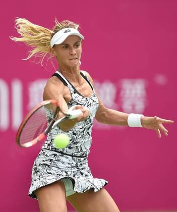 (160922) -- GUANGZHOU, Sept. 22, 2016 -- Lesia Tsurenko of Ukraine returns the ball to Alison Riske of the United States during their singles quarterfinal match at 2016 WTA Tennis Damen Guangzhou International Women s Open tennis tournament in Guangzhou, capital of south China s Guangdong Province, Sept. 22, 2016. ) (SP)CHINA-GUANGZHOU-TENNIS-WTA-GUANGZHOU OPEN (CN) LuxHanxin 