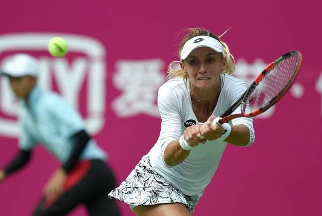(160922) -- GUANGZHOU, Sept. 22, 2016 -- Lesia Tsurenko of Ukraine returns the ball to Alison Riske of the United States during their singles quarterfinal match at 2016 WTA Tennis Damen Guangzhou International Women s Open tennis tournament in Guangzhou, capital of south China s Guangdong Province, Sept. 22, 2016. ) (SP)CHINA-GUANGZHOU-TENNIS-WTA-GUANGZHOU OPEN (CN) LuxHanxin 