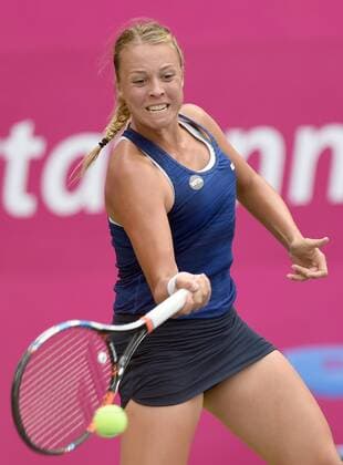 (160922) -- GUANGZHOU, Sept. 22, 2016 -- Anett Kontaveit of Estonia returns the ball to Viktorija Golubic of Switzerland during their singles quarterfinal match at 2016 WTA Tennis Damen Guangzhou International Women s Open tennis tournament in Guangzhou, capital of south China s Guangdong Province, Sept. 22, 2016. ) (SP)CHINA-GUANGZHOU-TENNIS-WTA-GUANGZHOU OPEN (CN) LuxHanxin 