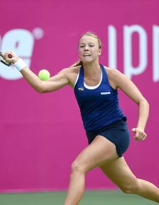(160922) -- GUANGZHOU, Sept. 22, 2016 -- Anett Kontaveit of Estonia returns the ball to Viktorija Golubic of Switzerland during their singles quarterfinal match at 2016 WTA Tennis Damen Guangzhou International Women s Open tennis tournament in Guangzhou, capital of south China s Guangdong Province, Sept. 22, 2016. ) (SP)CHINA-GUANGZHOU-TENNIS-WTA-GUANGZHOU OPEN (CN) LuxHanxin 