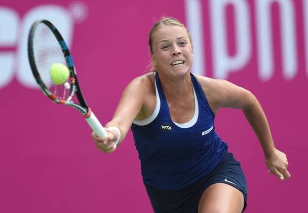 (160922) -- GUANGZHOU, Sept. 22, 2016 -- Anett Kontaveit of Estonia returns the ball to Viktorija Golubic of Switzerland during their singles quarterfinal match at 2016 WTA Tennis Damen Guangzhou International Women s Open tennis tournament in Guangzhou, capital of south China s Guangdong Province, Sept. 22, 2016. ) (SP)CHINA-GUANGZHOU-TENNIS-WTA-GUANGZHOU OPEN (CN) LuxHanxin 